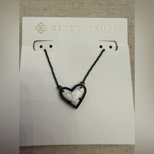 💛KENDRA SCOTT GUNMETAL ARI HEART PENDANT 💛